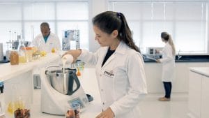 Menina colocando iogurte lab00